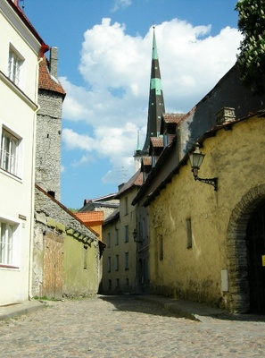 Tallinn, Laboratooriumi tänav, taga kindlustorn ja oleviste kiriku torn. rephoto