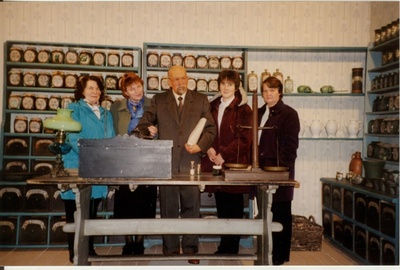 värvifoto Iisaku muuseumi töötajad külas Järvamaa Muuseumis 2000  similar photo