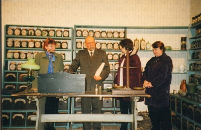 värvifoto Iisaku muuseumi töötajad külas Järvamaa Muuseumis 2000  similar photo