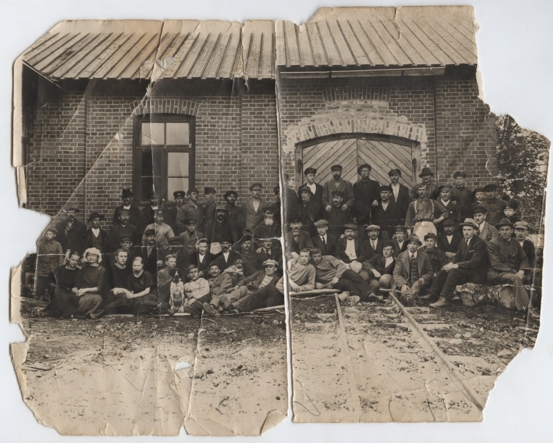 Group picture: Employees of the non-pere factory.