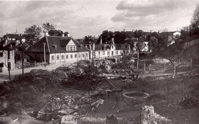 Trü KKT tuition building during World War II  duplicate photo