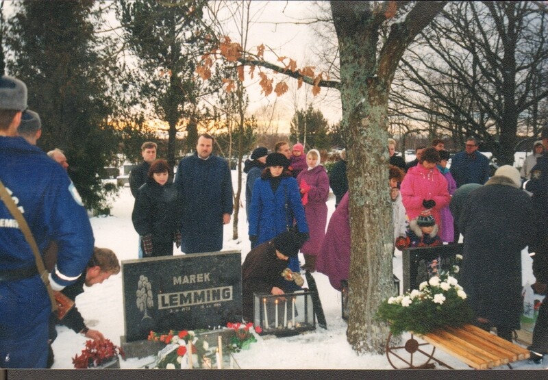 värvifoto Marek Lemmingu ja Argo Kivi kalmud Sillaotsa kalmistul 1996