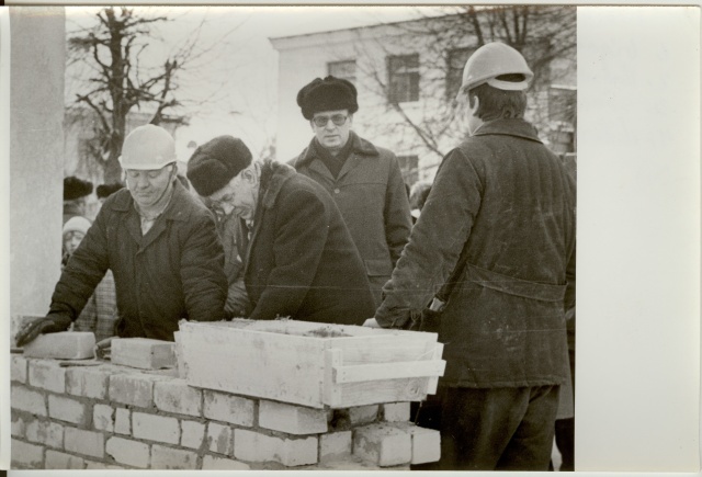 foto Türi postimaja juurdeehituse nurgakivi panek 1984