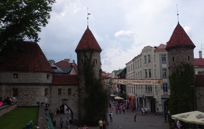 Tallinn, vaade Viruvärava eelvärava tornidele. rephoto