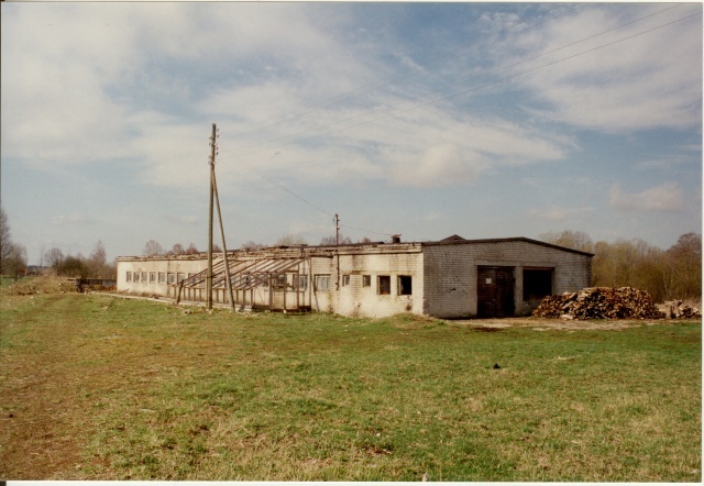 värvifoto Kareda küla vaade, endine kolhoosi sigala 1997