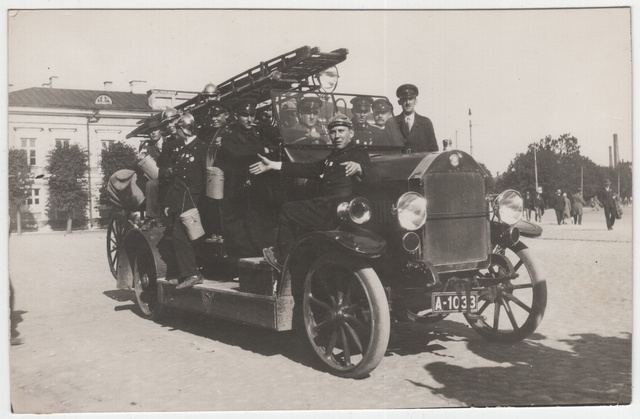 With the members of the automotive department of Tallinn VTÜ I, he travels to the Russian market for mark repair in 1939.