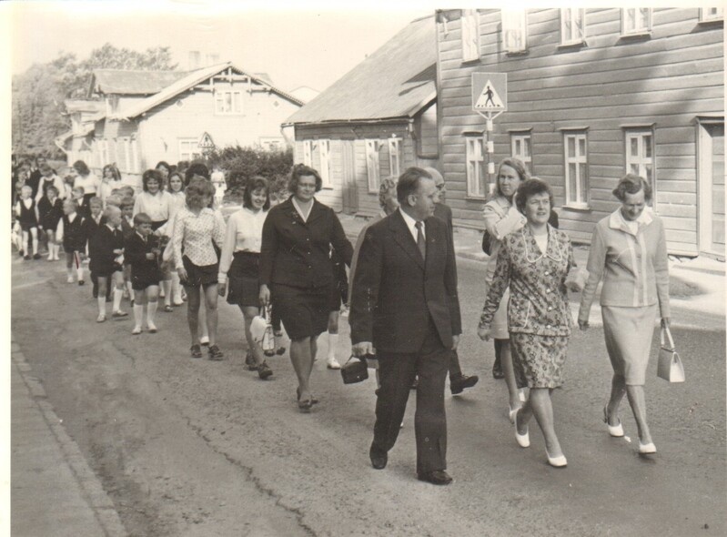 foto, Paide 1. Keskkooli 1.septembri rongkäik Vallimäelt kooli 1974. a.