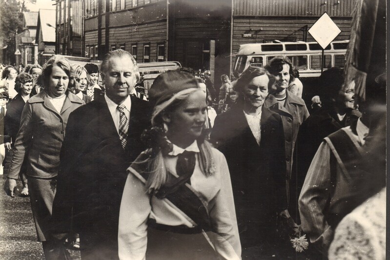 foto, Paide 1. Keskkooli 1.sept. rongkäik Vallimäelt koolimajja 1976.a.