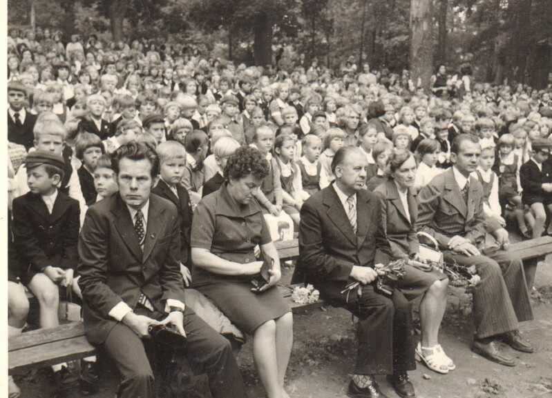 foto, Paide 1. Keskkooli 1.sept. aktus Vallimäel 1976.a.