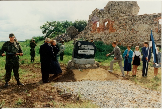 värvifoto mälestuskivi avamine  Andres Larkale Kabalas 1997