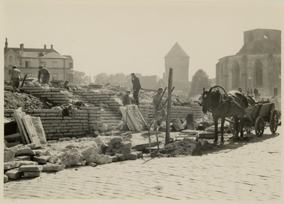 Organizing the gray area of Harju Street. On the front road the horse with a vanquor; the restorants take the stairs to the gray area, the ruins of the Niguliste church and the Kiek in de Kök tower.  duplicate photo