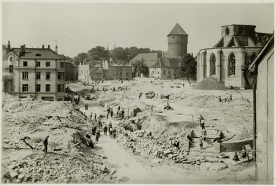 View on the construction of the gray area of Harju Street. The Tallinians are building the ghost area, buildings on the rear, the ruins of the Niguliste church on the right.  duplicate photo