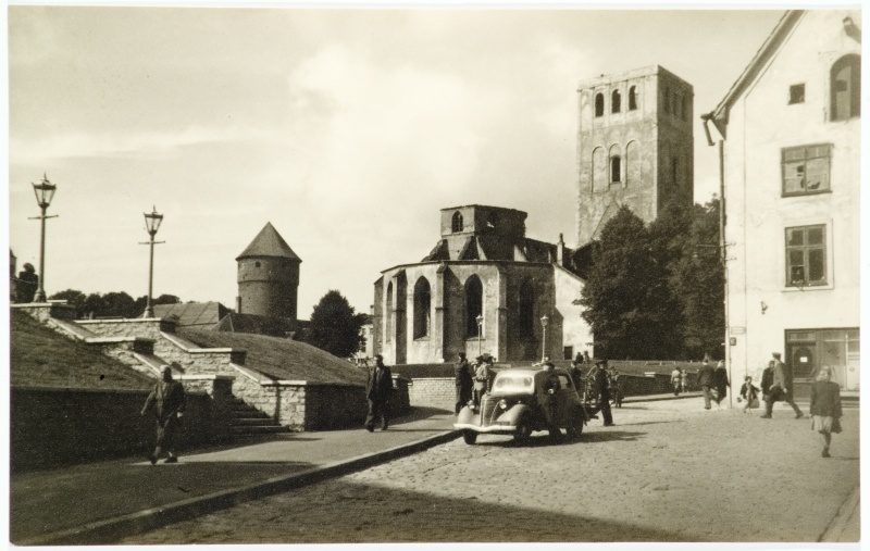 Harju and Niguliste street corner view. On the front of the left arranged Harju Street with the ruins of the Niguliste church, the right building on the corner of Harju and Niguliste Street.