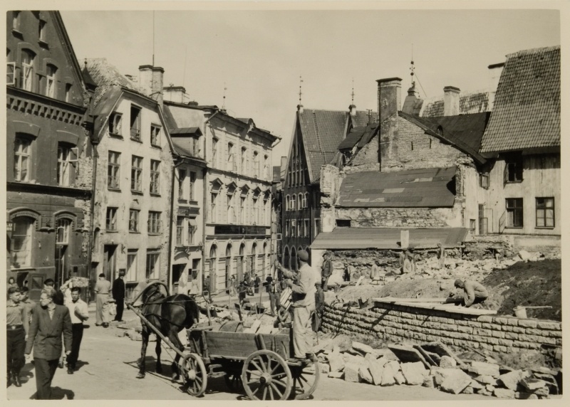 Harju-kuninga street corner.