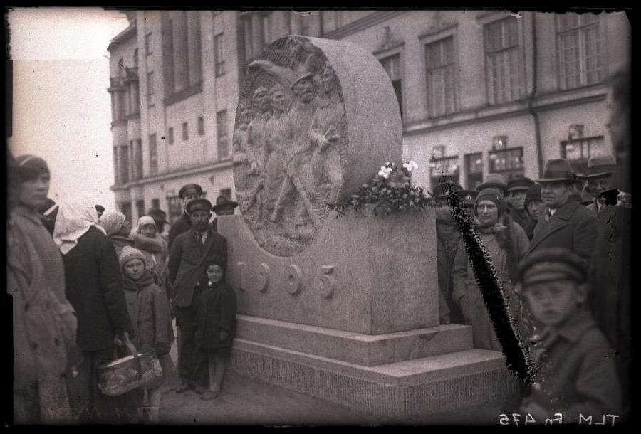 October 16, 1905, the monument of victims in the new market, surrounded by the crowd.