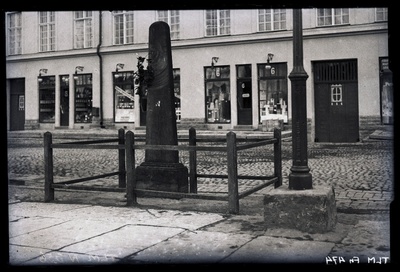 Wooden monument for the memory of the victims of October 16, 1905, Tallinn New Market.  duplicate photo
