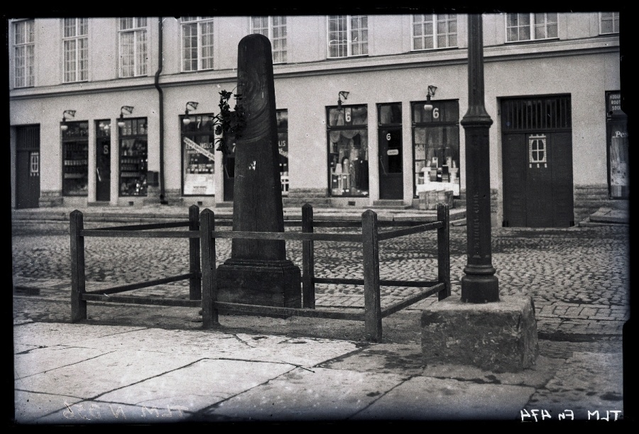 Wooden monument for the memory of the victims of October 16, 1905, Tallinn New Market.
