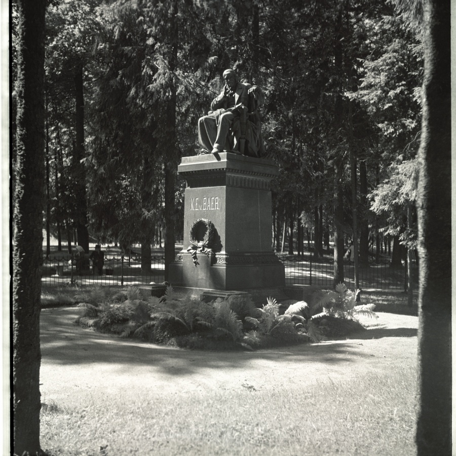Tartu, K.E. V. Baer monument Toomel.