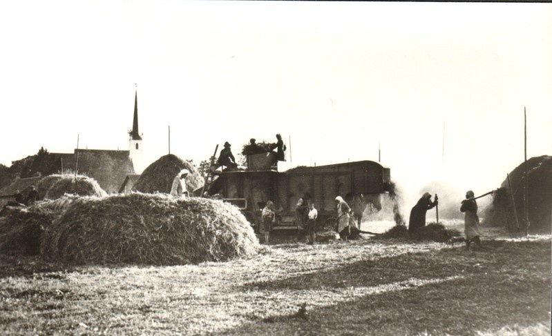 fotokoopia inimesed ümber viljapeksumasina Türi lähistel 1930-ndad