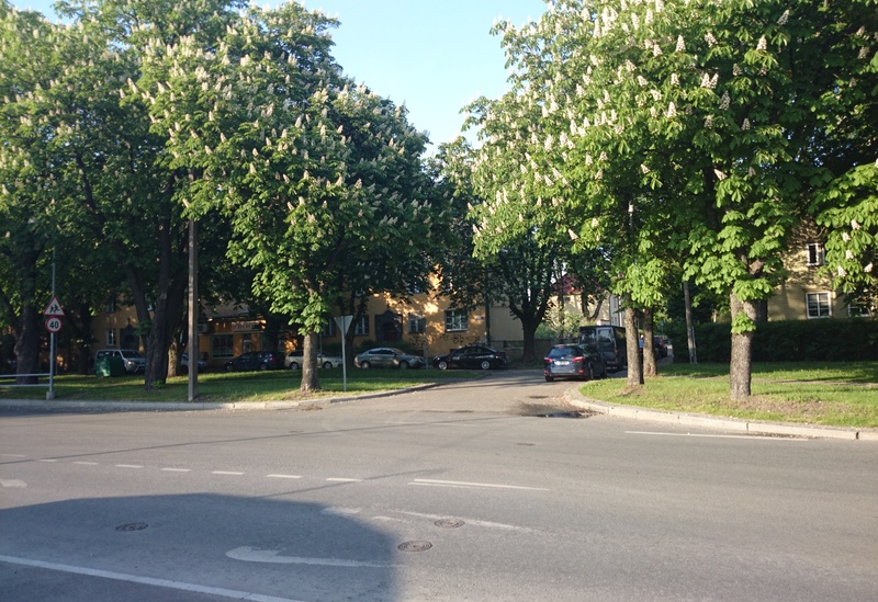 Tallinn, Pelgulinn, elamukvartal "Oma kolle". Vaade uutele elamutele Ristiku ja Kolde tänava nurgal. Eesti Raudteelaste Tarvitajateühisuse kauplus nr 1 rephoto