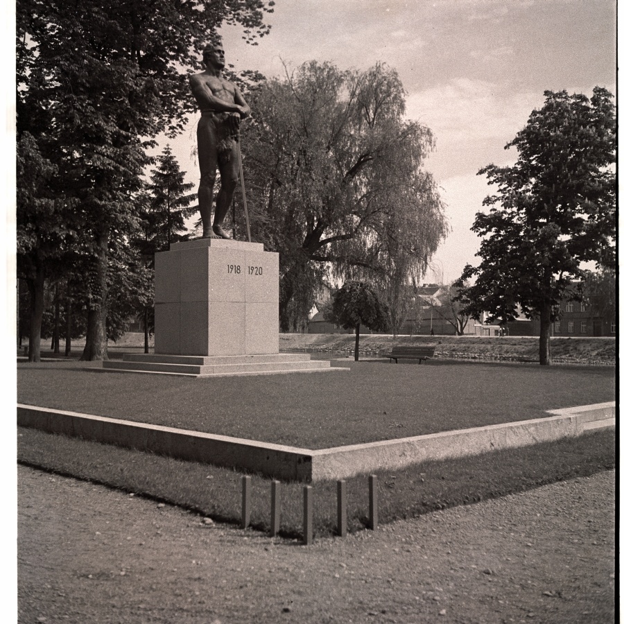 Tartu, sculpture "Kalevipoeg".