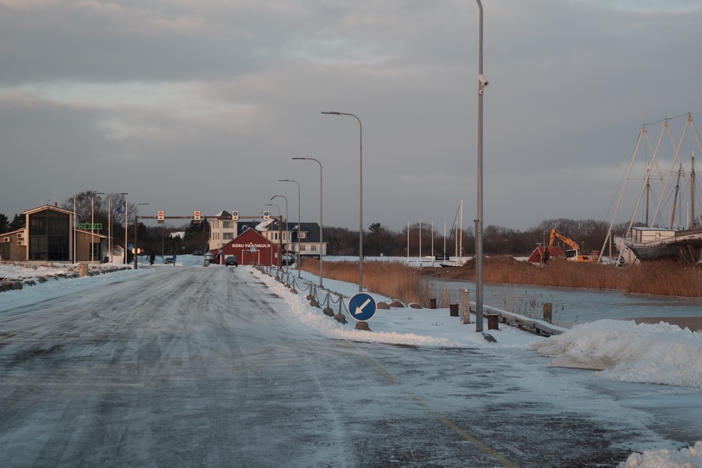 Sõru sadam kiirkaatriga, millega peeti ühendust Saaremaaga. Kaldapealsel paremal Sõru koolimaja. rephoto