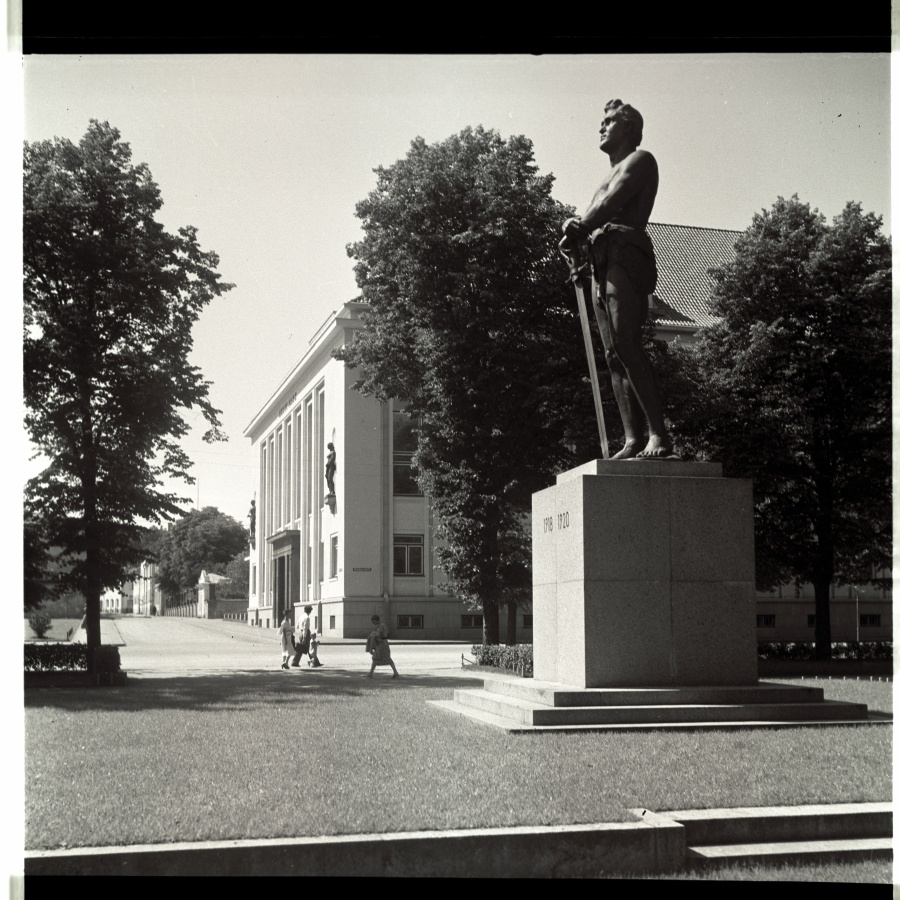 Tartu, sculpture "Kalevipoeg".