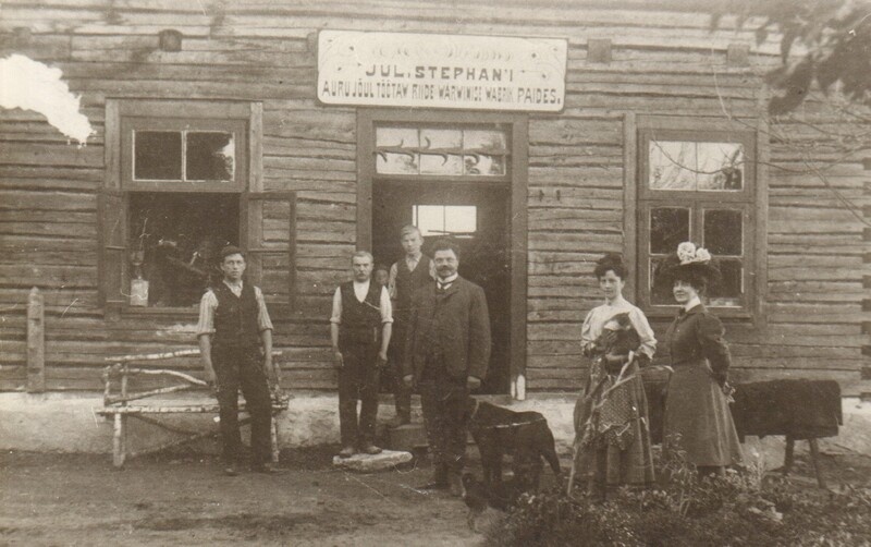 fotokoopia Julius Stephan sugulastega vabriku õuel