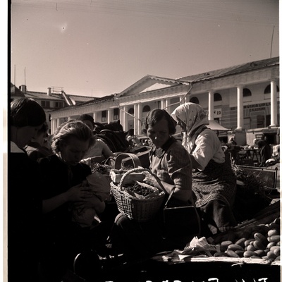 Tartu, traders on the market.  duplicate photo