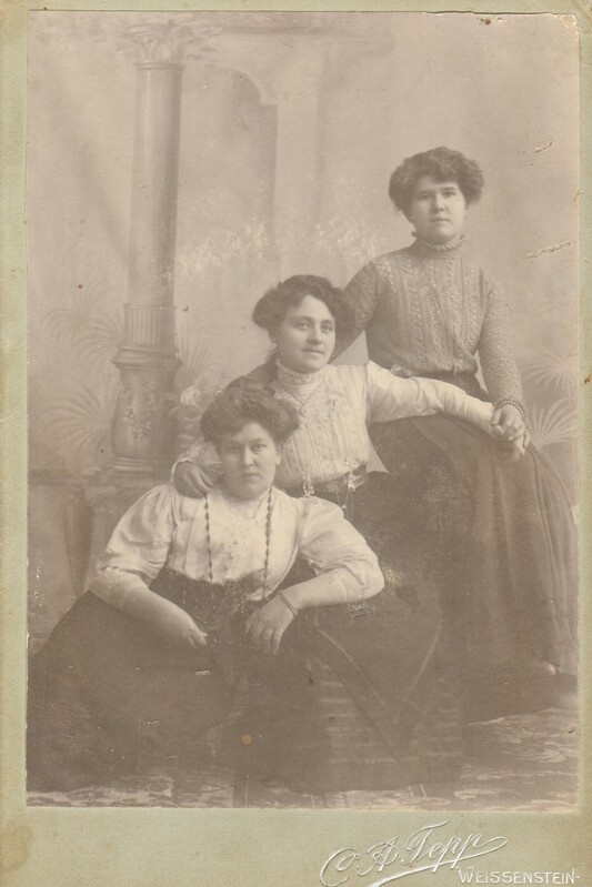 ateljeefoto 3 naist Paide 1900-ndad