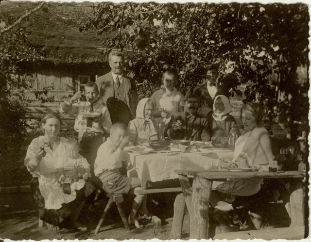 foto  perekond Stephan külas Tarbjal 1930