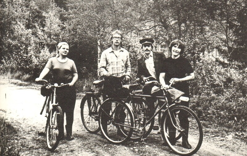 fotokoopia noored jalgratastega metsast töölt tulles 1970-ndad