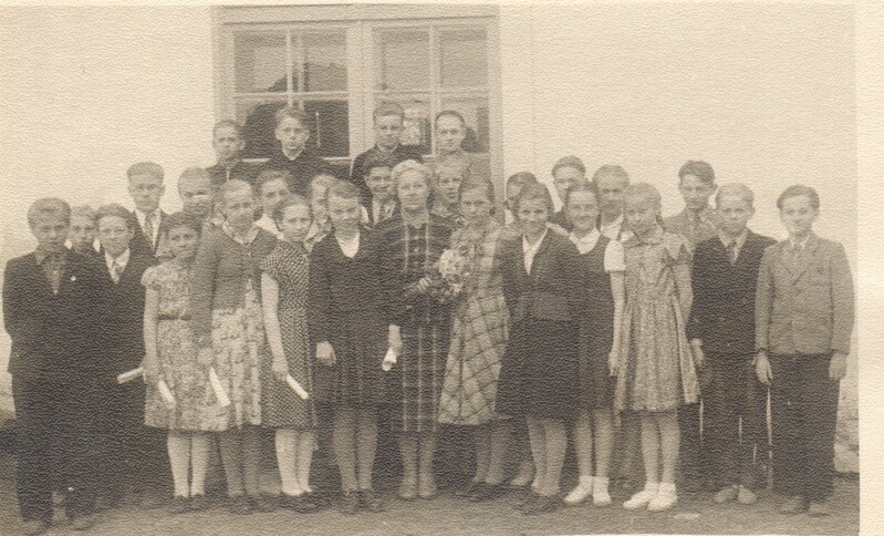 foto Paide Keskkooli õpetaja Aliide Kivistik oma klassiga 1950-ndad