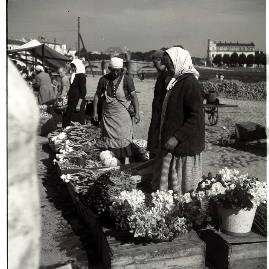 Tartu, traders on the market.