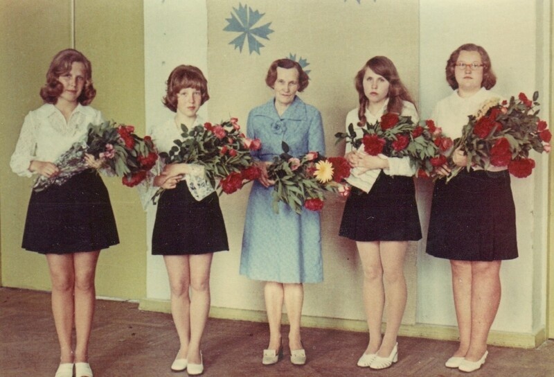 värvifoto Paide 1.Keskkooli 8.klassi kiitusega lõpetajad 1975