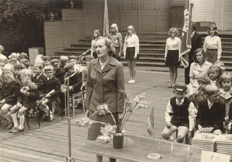 foto Paide 1.Keskkooli avaaktus Vallimäel 1975