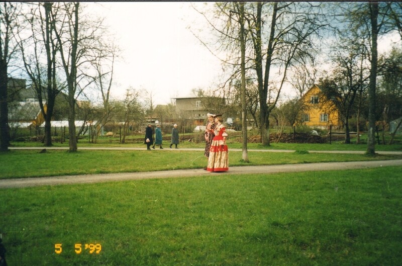 värvifoto Ajalooliste kostüümide näitus Narvast   Järvamaa Muuseumis 1999