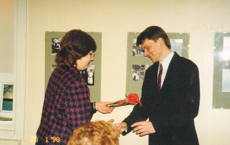 värvifoto Tammsaare Muuseumi sünnipäeva tähistamine Järvamaa Muuseumis 1998