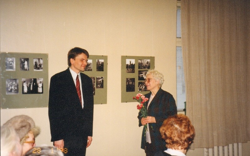 värvifoto Tammsaare Muuseumi sünnipäeva tähistamine Järvamaa Muuseumis 1998