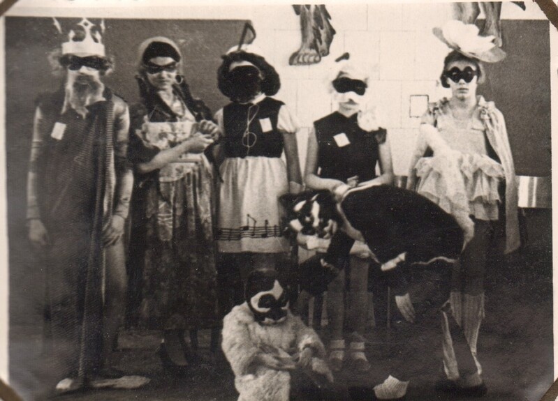 foto,karnevali  tegelased  Paide Keskkoolis  1957.a.