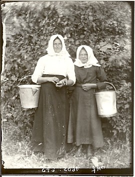 klaasnegatiiv, kaks lüpsikutega naist, Lõõla 1920-30-ndad a.