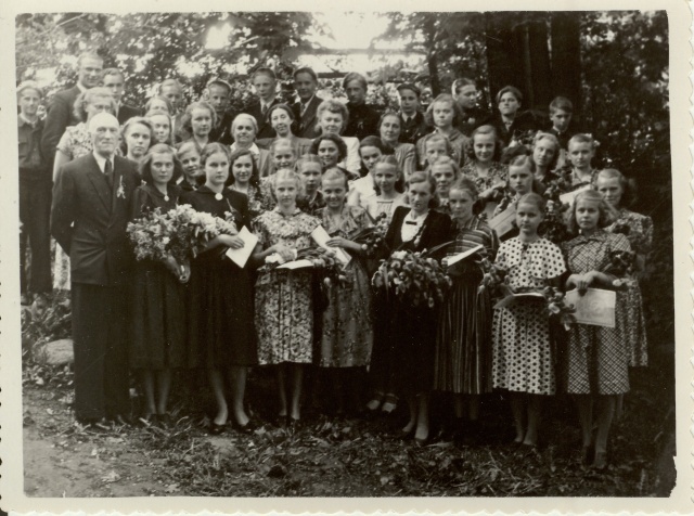 foto Paide Keskkooli õpetajad ja lõpetajad 1960-ndad