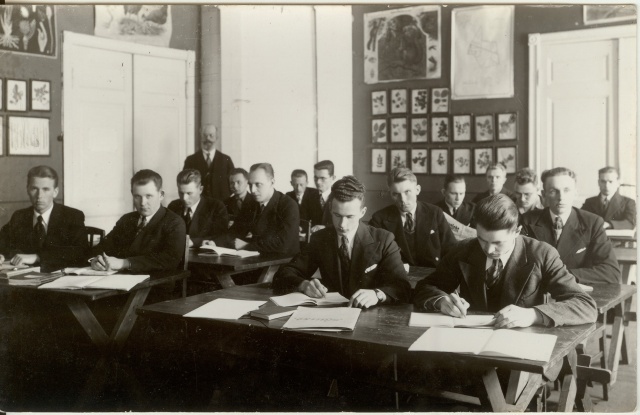 foto Paide Gümnaasiumi loodusloo klassis 1930-ndad