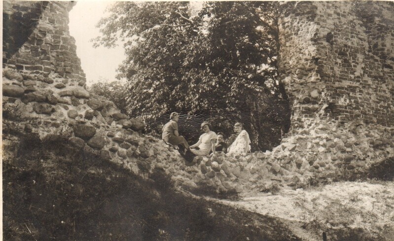 grupifotol noored neiud Viljandi lossivaremetes 1930-ndad