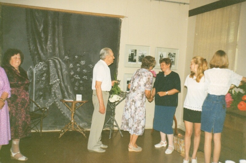 värvifoto Järvamaa Muuseumi direktori Tiiu Saaristi 50.sünnipäev ja 25.tööjuubel 1997