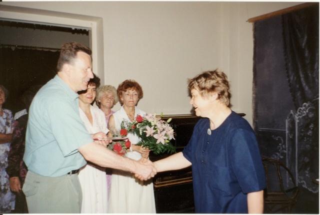 värvifoto Järvamaa Muuseumi direktori Tiiu Saaristi 50.sünnipäev ja 25.tööjuubel 1997