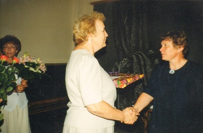 värvifoto Järvamaa Muuseumi direktori Tiiu Saaristi 50.sünnipäev ja 25.tööjuubel 1997  similar photo