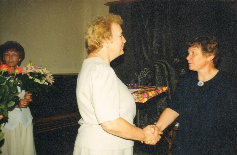 värvifoto Järvamaa Muuseumi direktori Tiiu Saaristi 50.sünnipäev ja 25.tööjuubel 1997