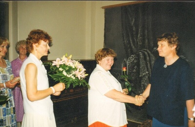 värvifoto Järvamaa Muuseumi direktori Tiiu Saaristi 50.sünnipäev ja 25.tööjuubel 1997  similar photo