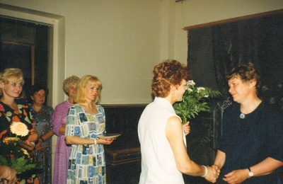 värvifoto Järvamaa Muuseumi direktori Tiiu Saaristi 50.sünnipäev ja 25.tööjuubel 1997  similar photo